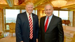 Israeli Prime Minister Benjamin Netanyahu (R) stands next to Republican U.S. presidential candidate Donald Trum