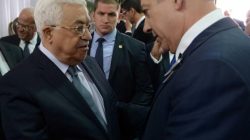 Benjamin Netanyahu shakes hands with Palestine President