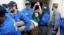 Israeli policemen remove a pro-settlement activist during an operation by Israeli forces to evict residents from several homes in the Israeli settlement of Ofra, in the occupied West Bank, February 28, 2017. REUTERS/Ronen Zvulun