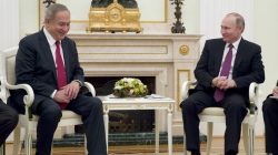 Russian President Vladimir Putin (R) meets with Israeli Prime Minister Benjamin Netanyahu in Moscow, Russia, March 9, 2017. REUTERS/Pavel Golovkin/Pool