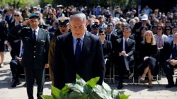 Israeli Prime Minister Benjamin Netanyahu lays a wreath during a ceremony marking the annual Holocaust Remembrance Day at the Yad Vashem Holocaust memorial, in Jerusalem April 24, 2017. REUTERS/Amir Cohen