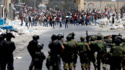 Palestinian protesters hurl stones at Israeli troops following a protest in support of Palestinian prisoners on hunger strike in Israeli jails, in the West Bank village of Beita, near Nablus May 19, 2017. REUTERS/Mohamad Torokman