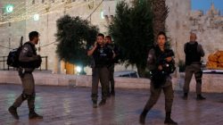 Israeli policemen secure the scene of the shooting and stabbing attack outside Damascus gate in Jerusalem's old city June 16, 2017. REUTERS/Ammar Awad