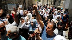 Palestinians shout slogans during a protest over Israel's new security measures at the compound housing al-Aqsa mosque, known to Muslims as Noble Sanctuary and to Jews as Temple Mount, in Jerusalem's Old City July 20, 2017. REUTERS/Ronen Zvulun