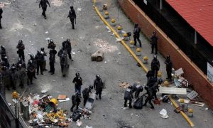riot police versus anti-maduro protesters