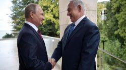 Russian President Vladimir Putin (L) welcomes Israeli Prime Minister Benjamin Netanyahu in Sochi, Russia August 23, 2017. Sputnik/Alexei Nikolsky/Kremlin via REUTERS