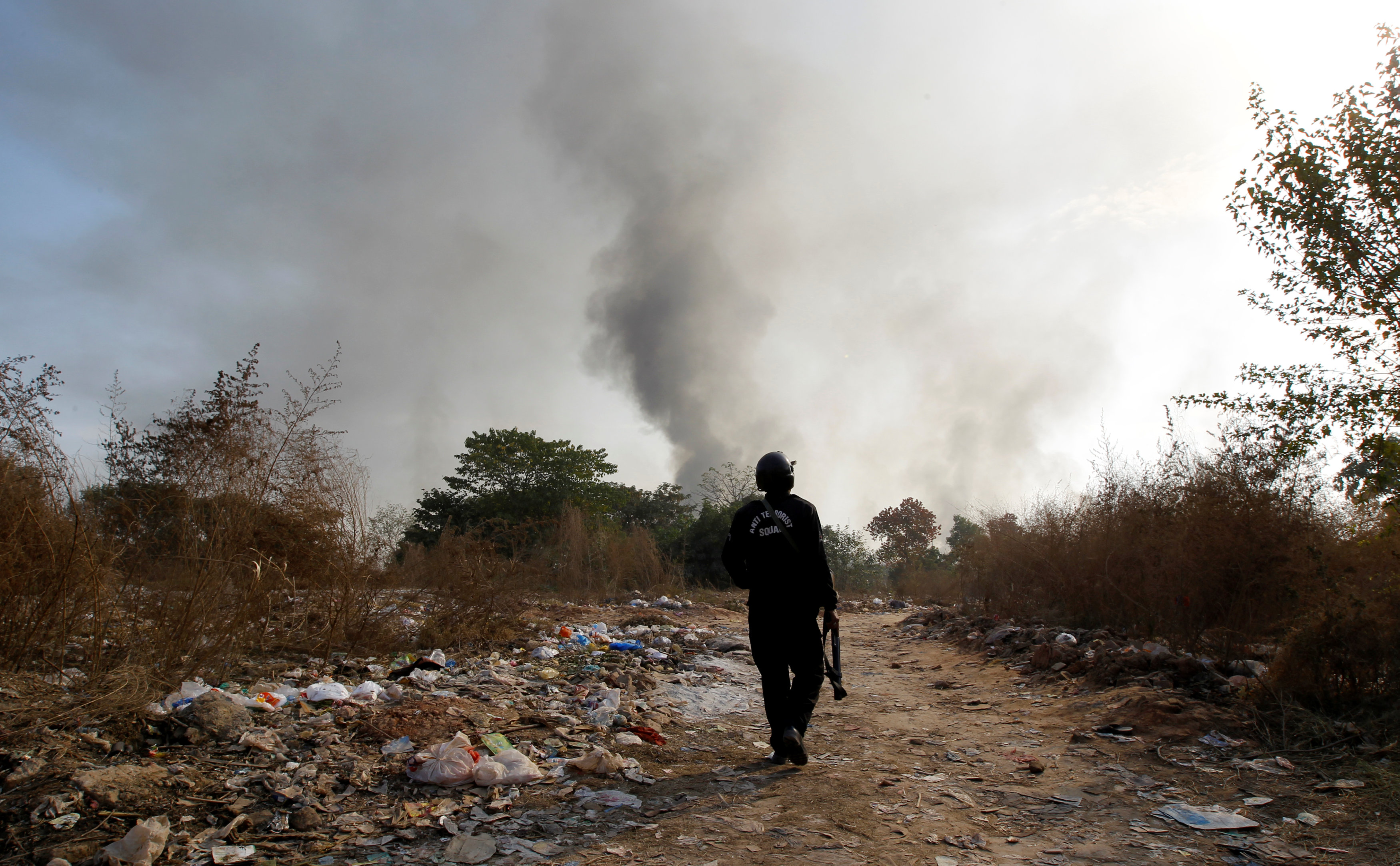 Pakistani police fire tear gas at Islamists blockading capital