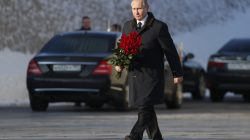 Russian President Vladimir Putin attends a wreath laying ceremony at the eternal flame during an event to commemorate the 75th anniversary of the battle of Stalingrad in World War Two, at the Mamayev Kurgan memorial complex in the city of Volgograd, Russia February 2, 2018. REUTERS/Maxim Shemetov