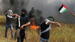 A Palestinian demonstrator holds an axe during clashes with Israeli troops, during a tent city protest along the Israel border with Gaza, demanding the right to return to their homeland, the southern Gaza Strip March 30, 2018. REUTERS/Ibraheem Abu Mustafa