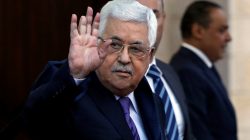 FILE PHOTO: Palestinian President Mahmoud Abbas waves in Ramallah, in the occupied West Bank May 1, 2018. Picture taken May 1, 2018. REUTERS/Mohamad Torokman