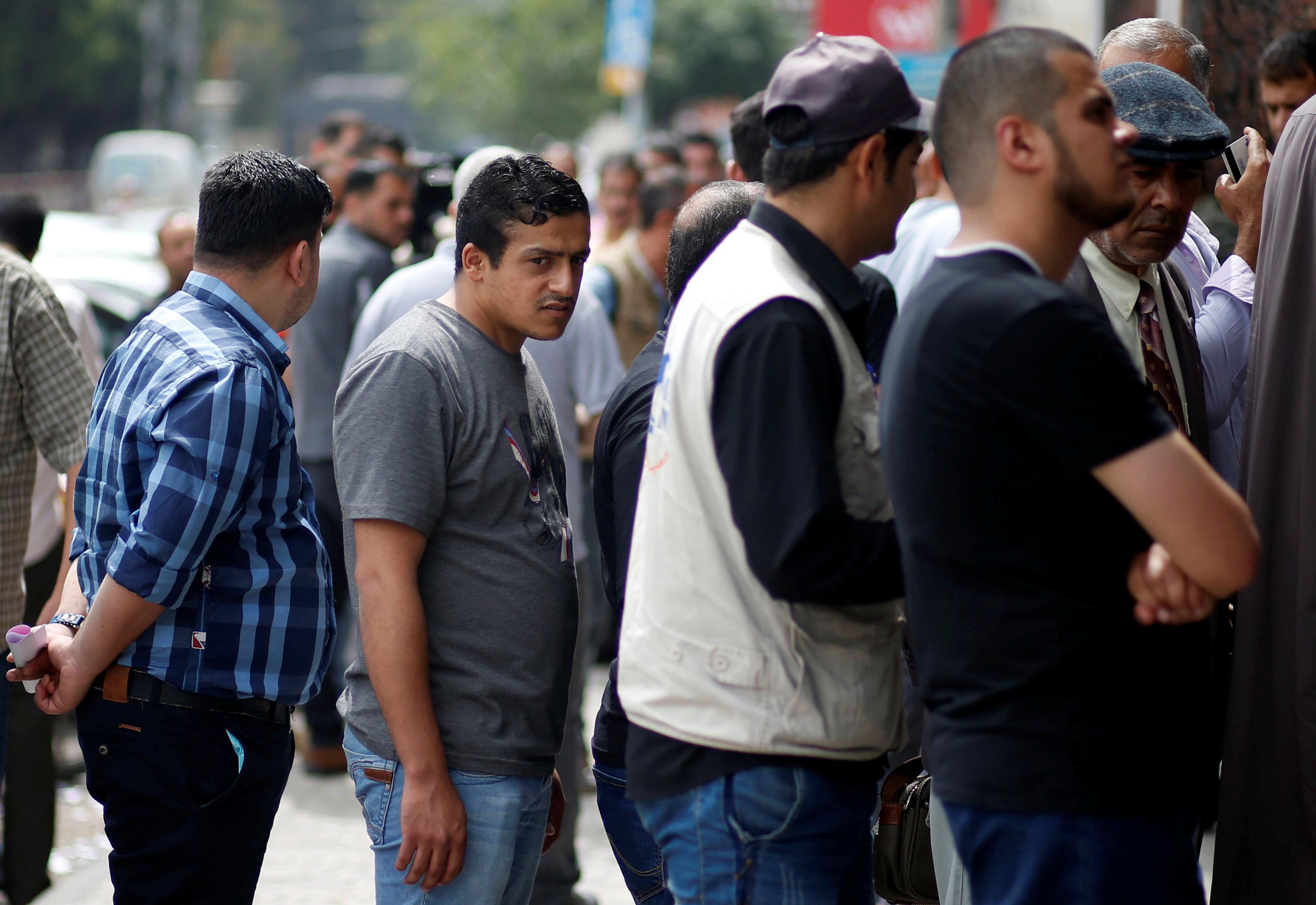 Public servants of the Palestinian Authority queue to receive their salaries outside a bank in Gaza City May 3, 2018. REUTERS/Mohammed Salem