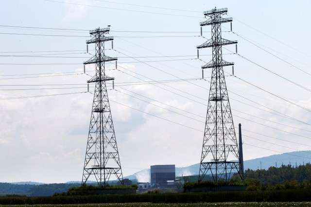 FILE PHOTO: Power lines in Hinsdale, New Hampshire, lead away from the Vermont Yankee nuclear power plant (C rear) in Vernon, Vermont August 27, 2013. REUTERS/Brian Snyder