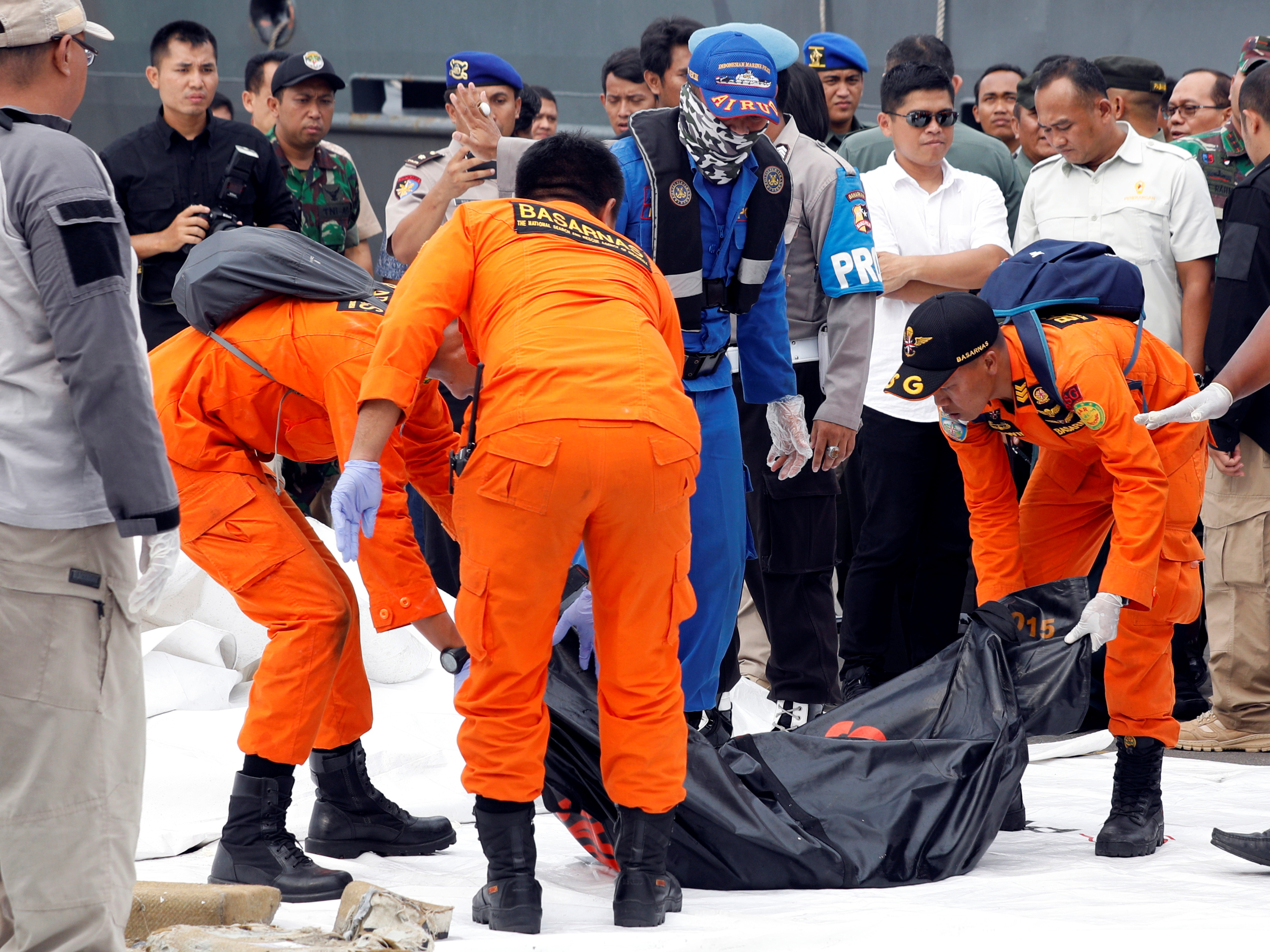 Rescue workers of crashed Lion Air flight JT610 carry a body bag off a boat at Tanjung Priok port in Jakarta, Indonesia, October 30, 2018. REUTERS/Edgar Su