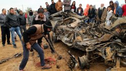 Palestinians inspect the remains of a vehicle that was destroyed in an Israeli air strike, in Khan Younis in the southern Gaza Strip November 12, 2018. REUTERS/Suhaib Salem