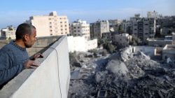 A Palestinian looks at the remains of a building that was destroyed by Israeli air strikes, in Gaza City November 13, 2018. REUTERS/Suhaib Salem