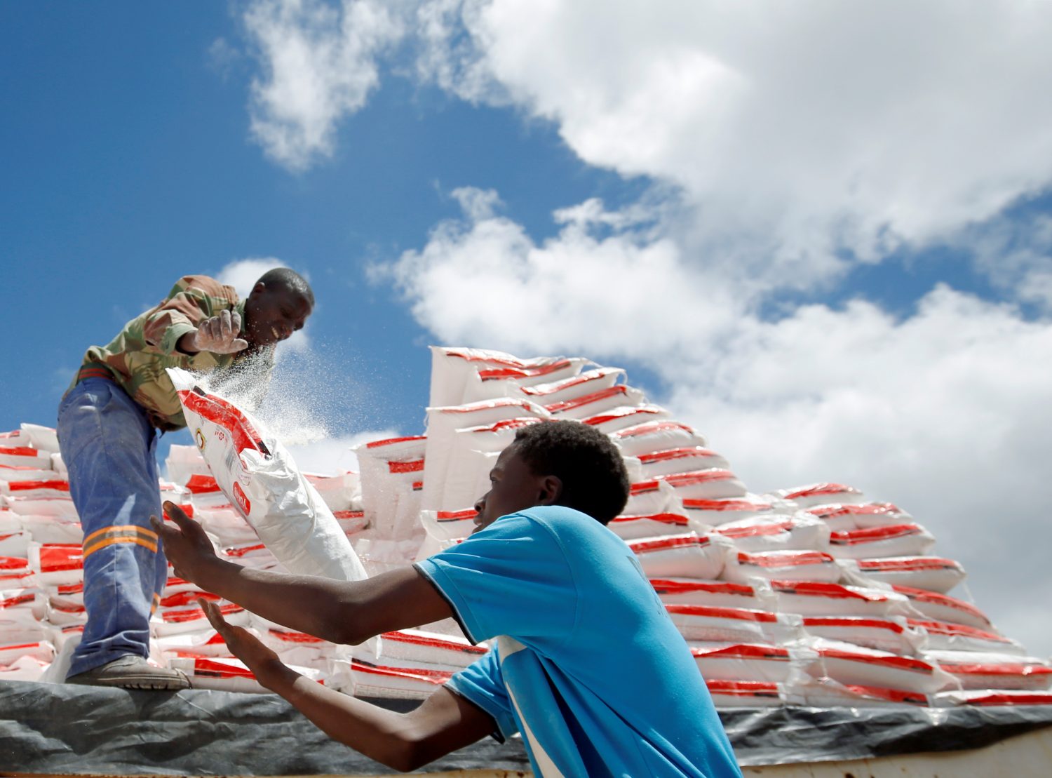 Aid workers offload maize meal for victims of Cyclone Idai at Siverstream Estates in Chipinge, Zimbabwe, March 24, 2019. REUTERS/Philimon Bulawayo