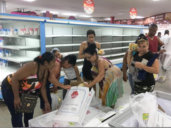 FILE PHOTO: People buy chicken in a supermarket in Havana, Cuba May 13, 2019. REUTERS/Sarah Marsh