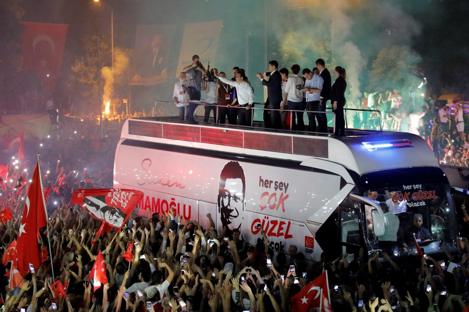 Ekrem Imamoglu, mayoral candidate of the main opposition Republican People's Party (CHP), greets supporters at a rally of in Beylikduzu district, in Istanbul, Turkey, June 23, 2019. REUTERS/Kemal Aslan