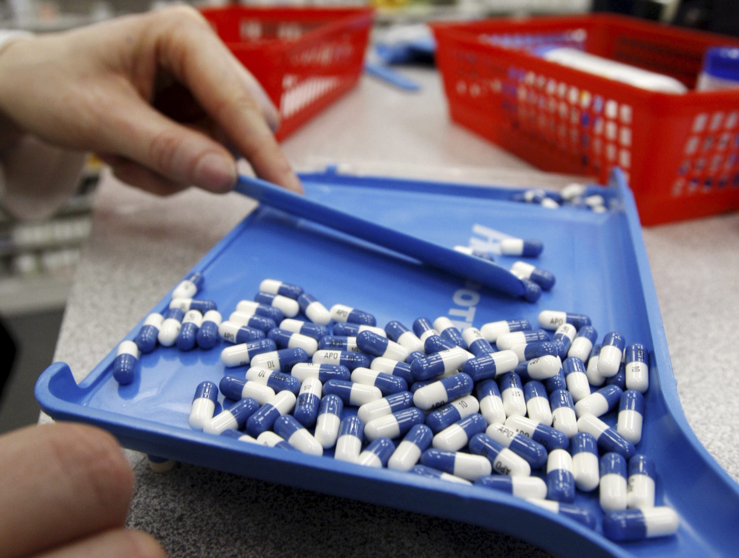 A pharmacist counts pills in a pharmacy in Toronto in this January 31, 2008 file photo. REUTERS/Mark Blinch/Files