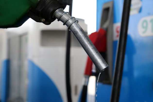 A worker fills up a car at a gas station in Riyadh, Saudi Arabia September 16, 2019. REUTERS/Stringer