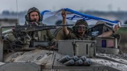 Israeli-Soldiers-on-Tank