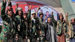 Houthis-fists-raised