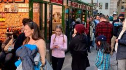 Shoppers-in-Manhattan