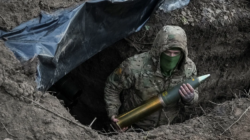 Ukrainian-serviceman-holds-artillery-shell