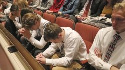 Mormons-praying-640x480