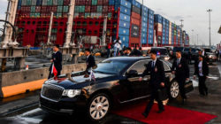 Chinese-security-around-Xis-car