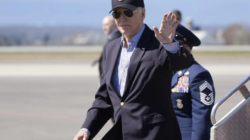 Biden-disembarking-plane